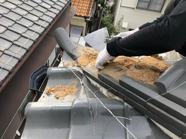 撤去中の熨斗瓦